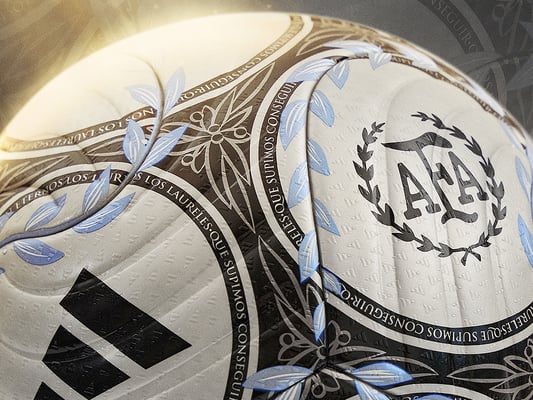 Fotografía de la pelota Argentum Gambeta Derbi presentada por la AFA y adidas.