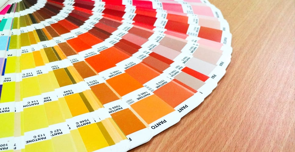 Colores que hablan: Qué es el sistema Pantone y por qué es clave para tu marca